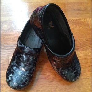 Dansko patent leather Clogs size 39